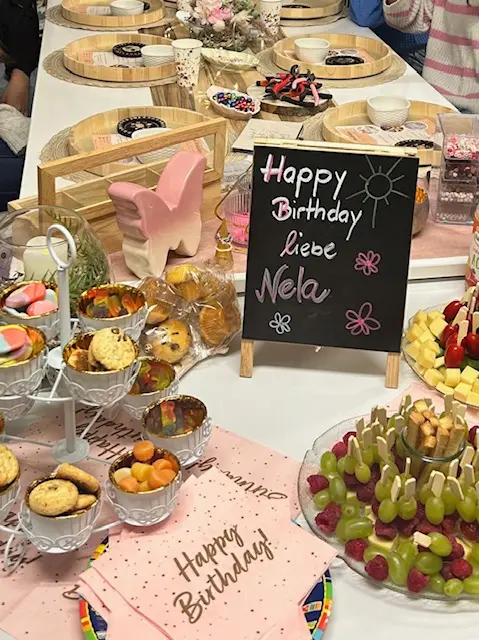 Kinder präsentieren ihre selbstgemachten Schmuckstücke