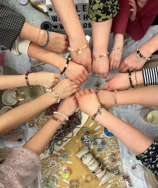 Schmuckmaterialien und Inspiration auf einem Workshop-Tisch