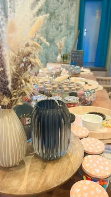 Perlen und Edelsteine in sanften Farbtönen