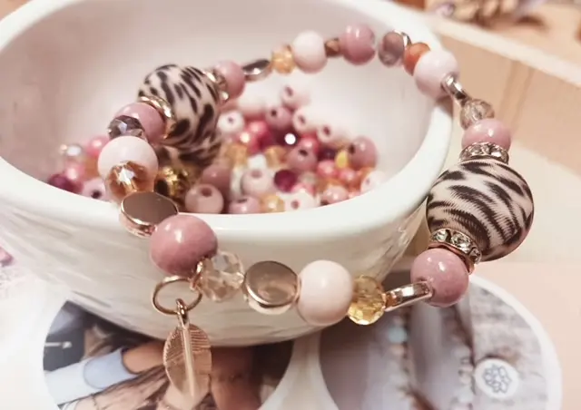 Teilnehmerinnen gestalten Schmuck bei einer Abendveranstaltung