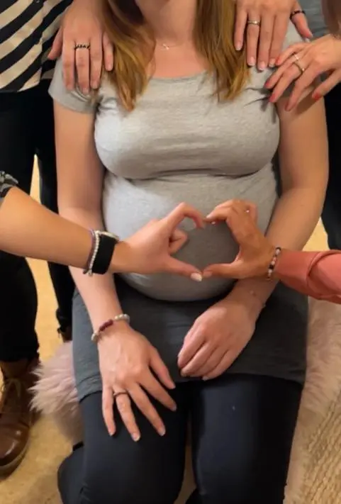 Detailansicht der Hände bei der Schmuckherstellung im Workshop