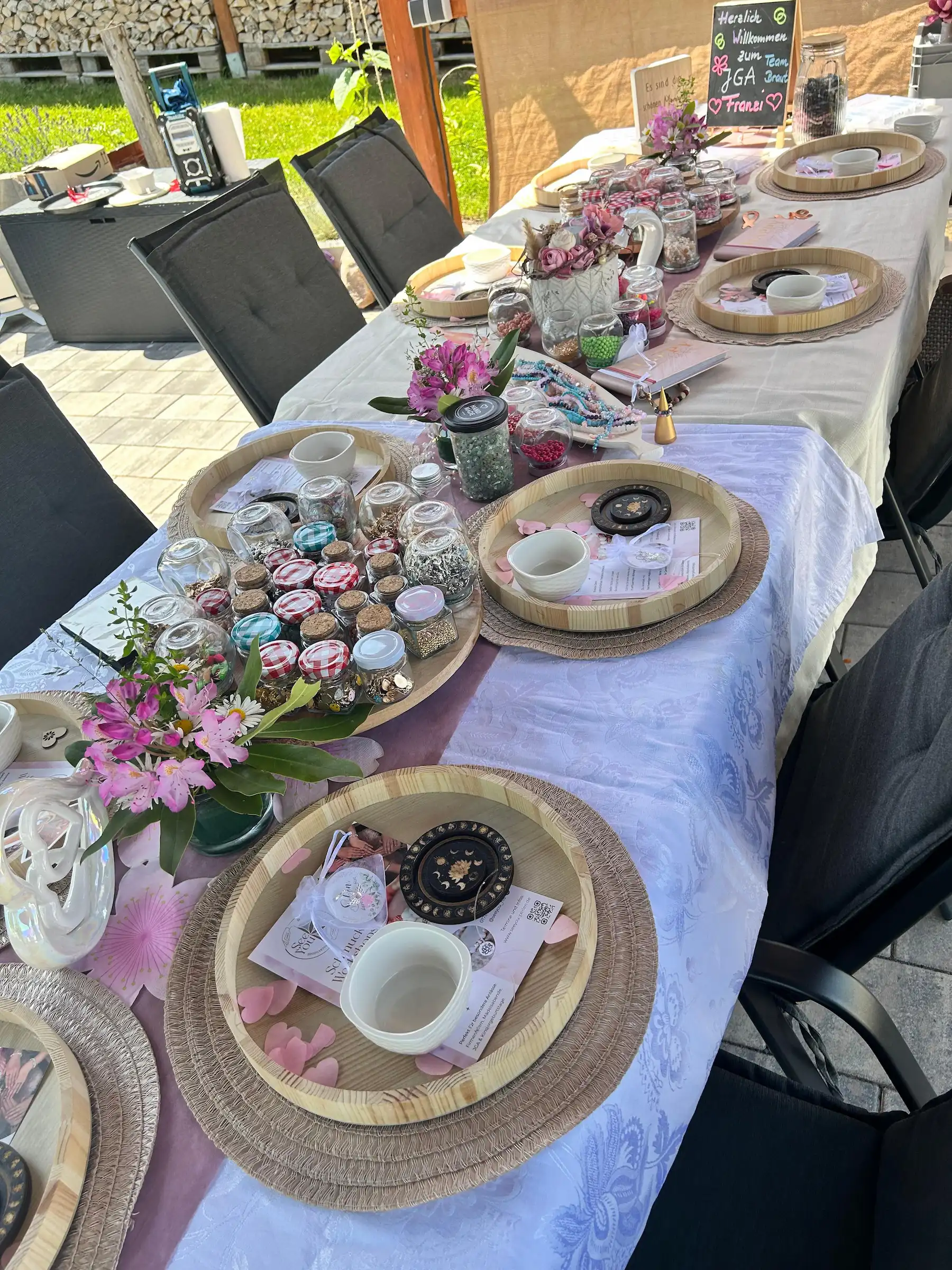 Auswahl an Perlen und Materialien für den Workshop