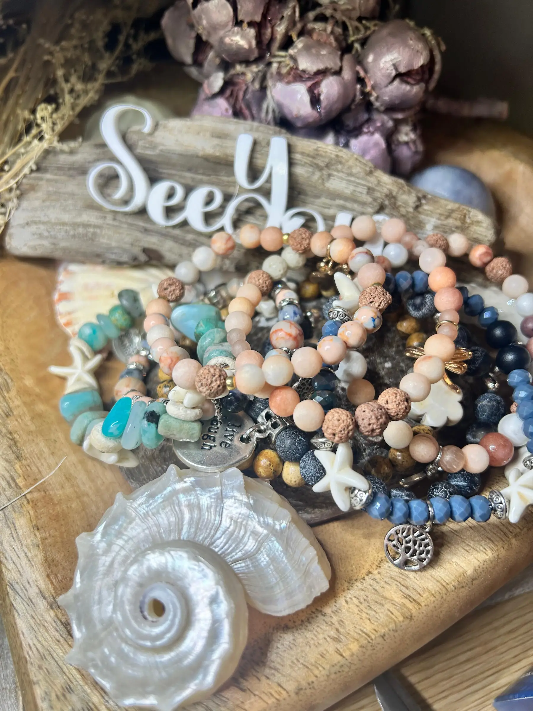 Teilnehmerinnen vertieft in die Gestaltung ihres Schmucks am Abend