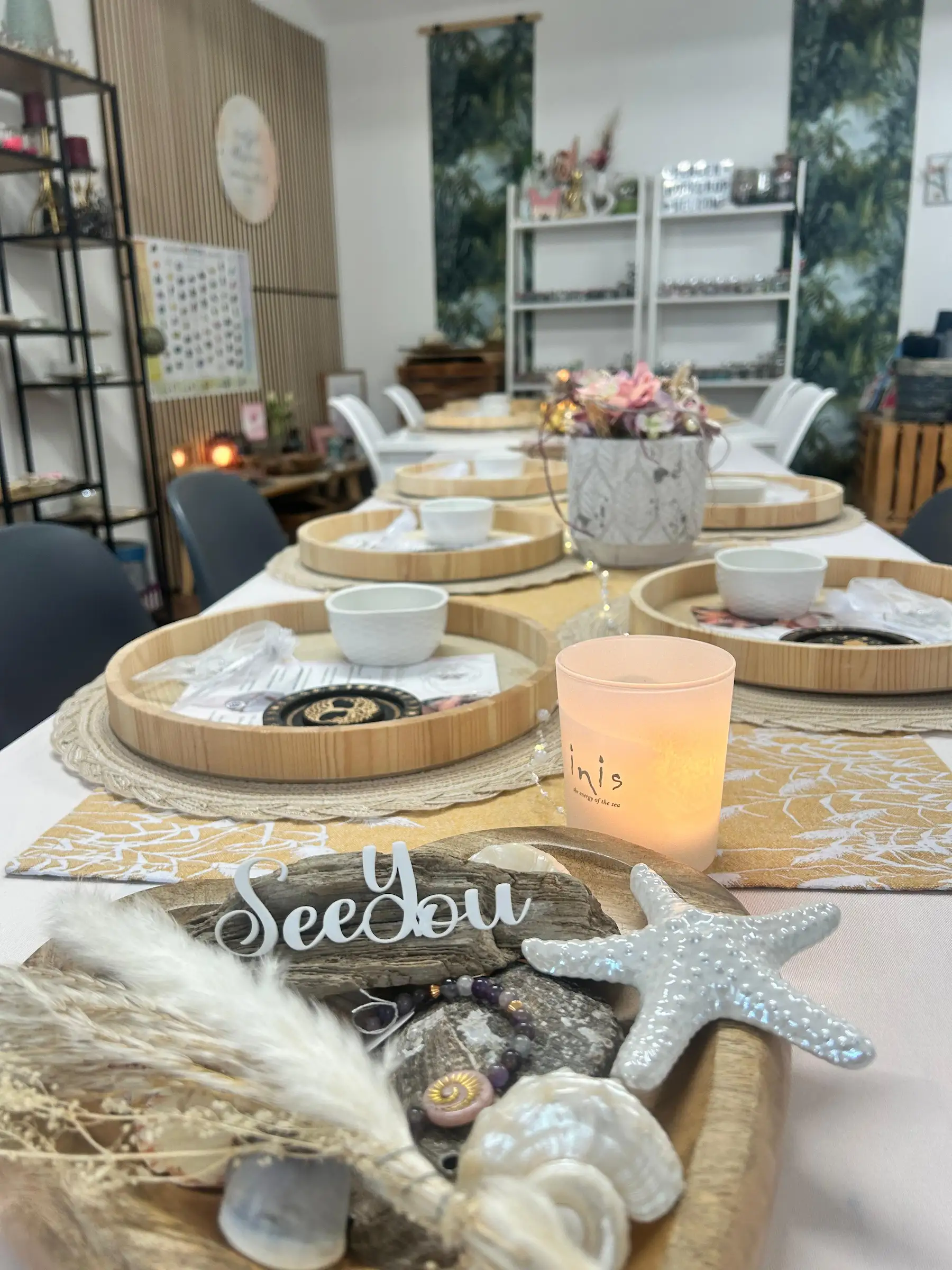 Festlich dekorierter Workshop-Tisch mit Perlen und Schmuckmaterialien